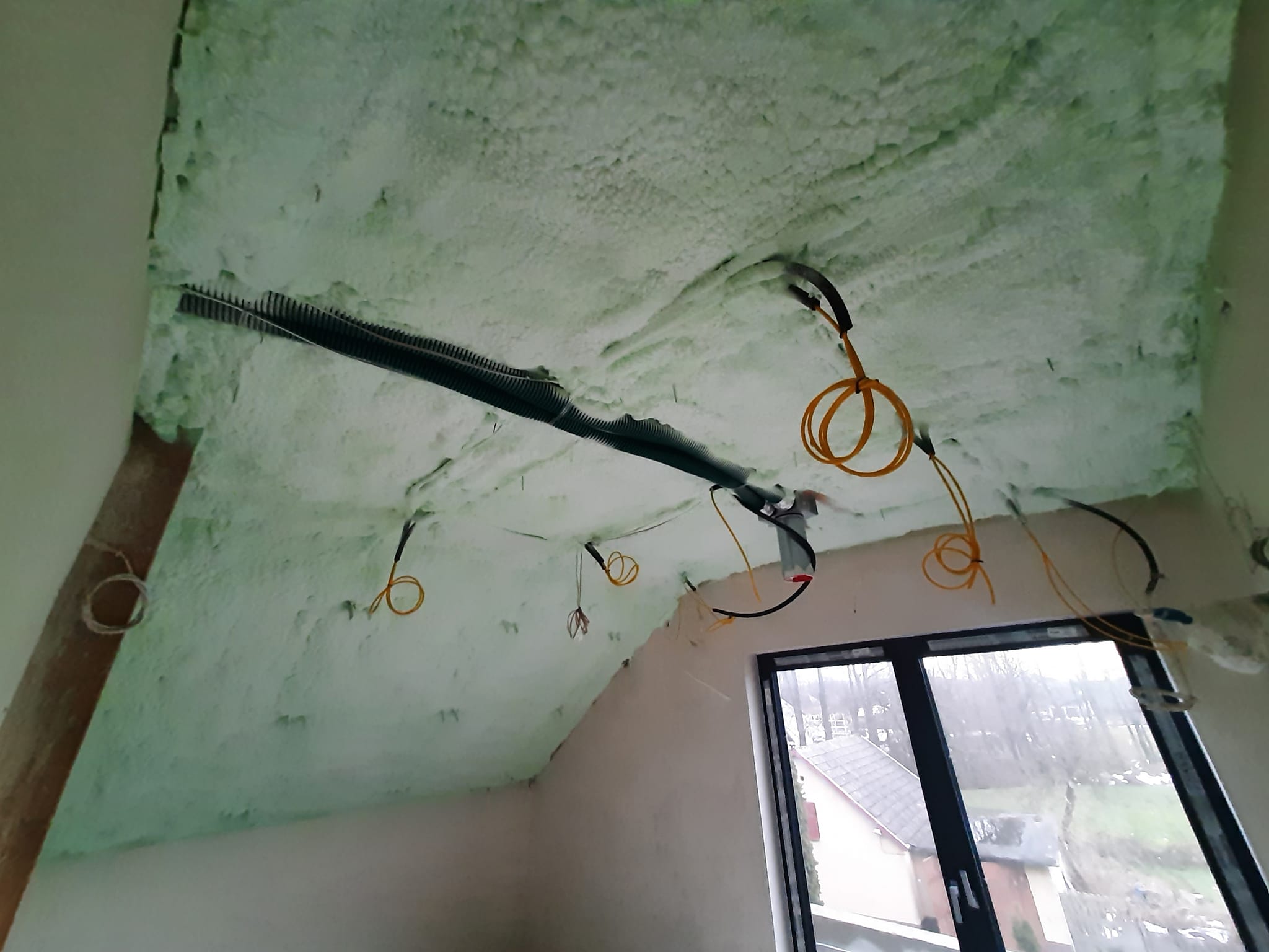 Izolacja pianą PUR z instalacjami elektrycznymi